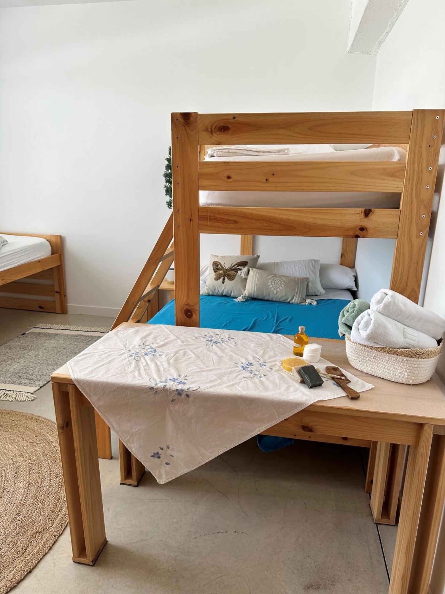 Entheos Hostel Lerin Екстериор снимка